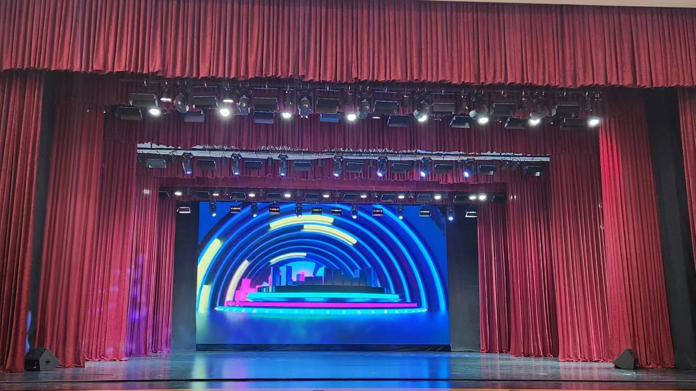 蒙古國(guó) 肯特會(huì)議中心劇院 舞臺(tái)機(jī)械、燈光、音響、LED屏項(xiàng)目已順利交付使用